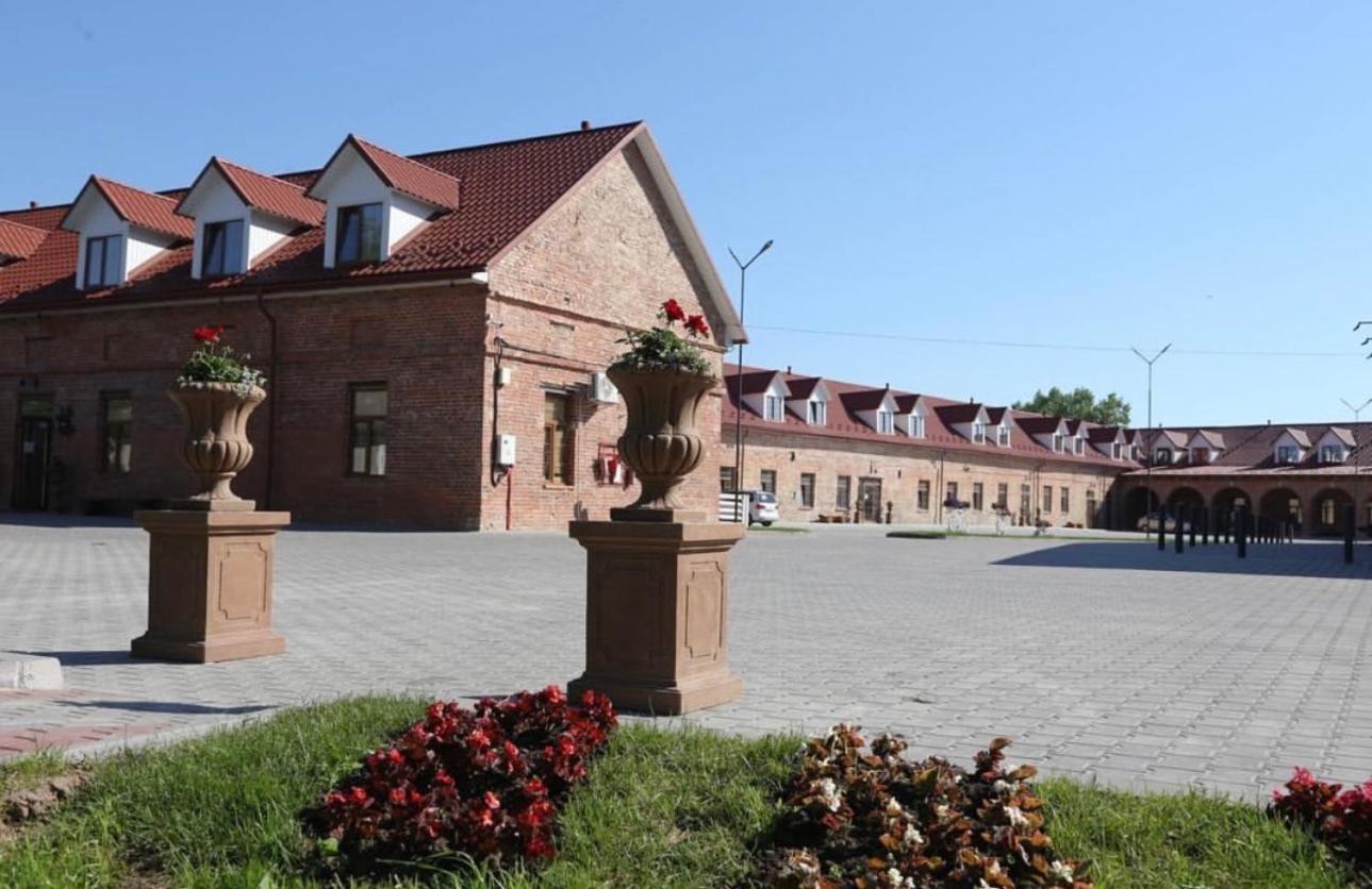 Готель Бережани Berezhany Exterior foto